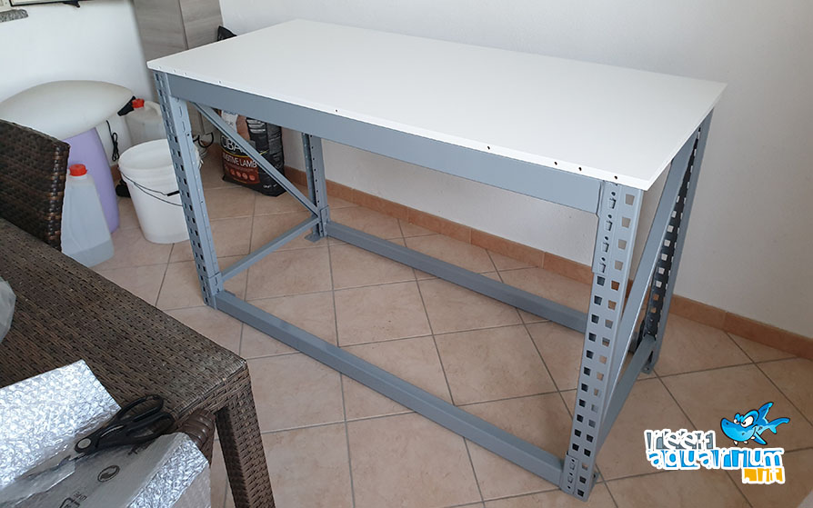 Fase 3: Inizia il montaggio del mobile in legno Fase 3: Inizia il montaggio del mobile in legno