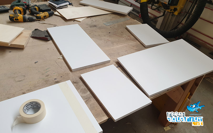 Le lastre tagliate pronte per l'incollaggio Le lastre tagliate pronte per l'incollaggio
