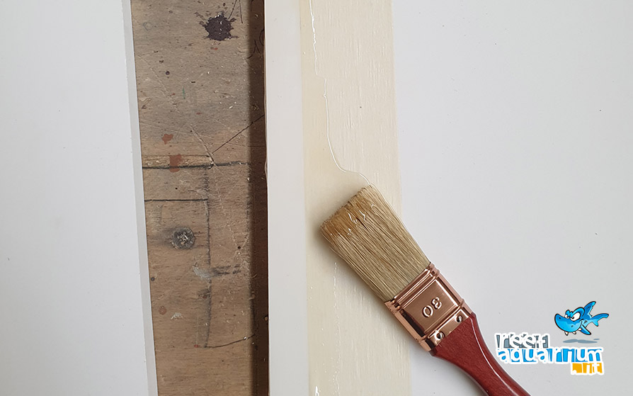 Stendere la colla tangit con un pennello Stendere la colla tangit con un pennello